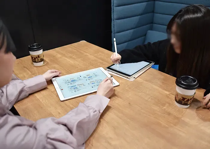 2人のミーティングならソファに座って